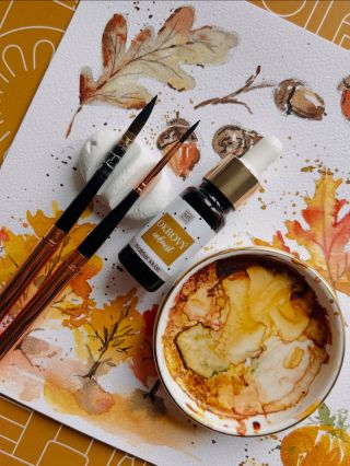 Zastav se a dopřej si chvilku podzimní pohody. 🍂 Stačí pár kapek okrového inkoustu a tvoření může začít. Použiješ ho nejen...